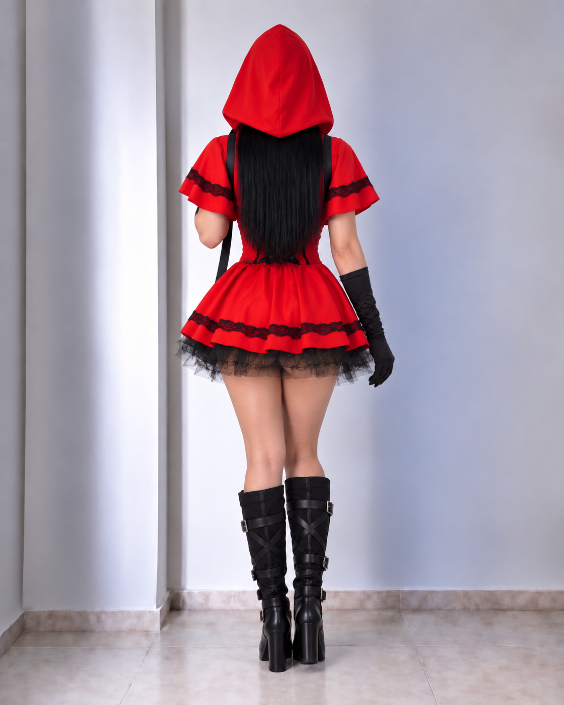 CAPERUCITA ROJA CON GUANTES